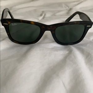 Tortoise shell Ray-Bans